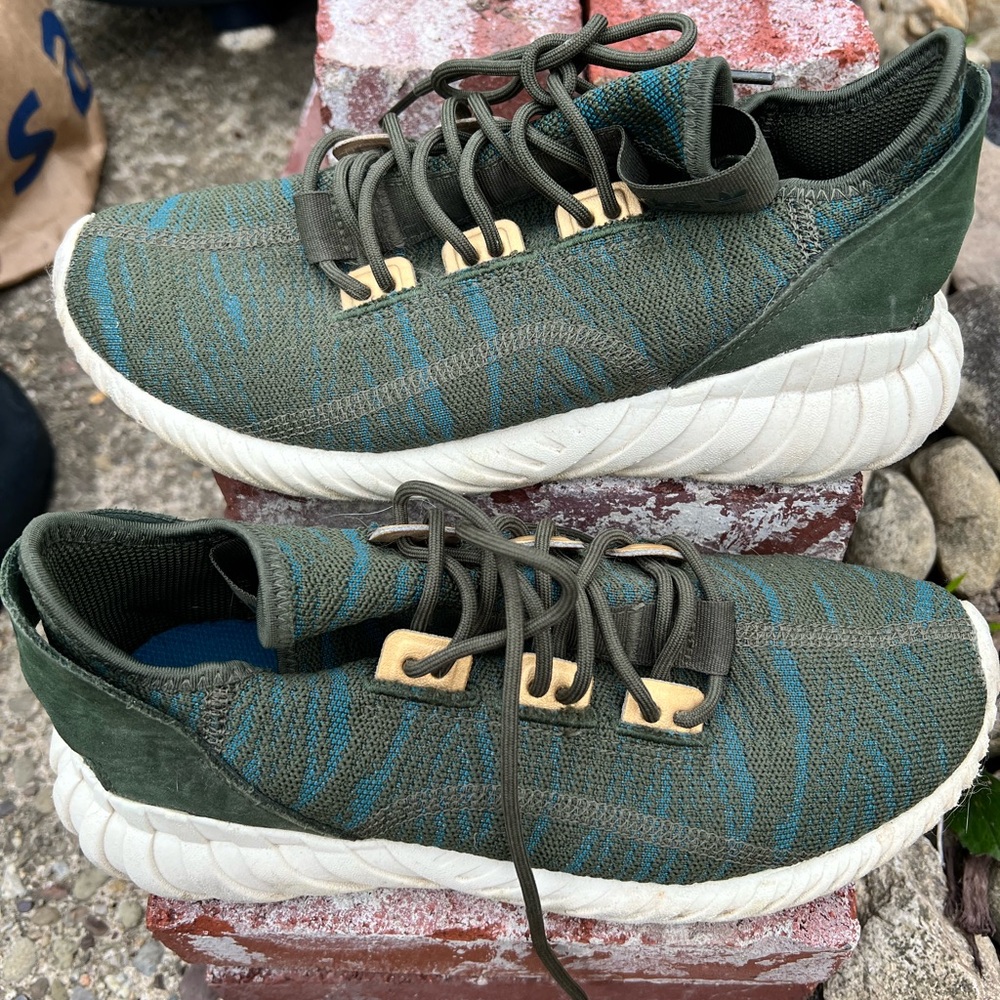 Adidas Canvas Sneaker. Women 8